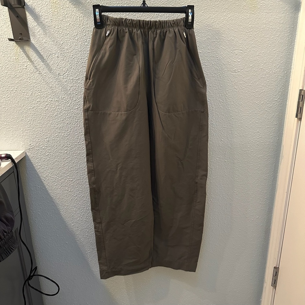 Women’s Lululemon Lightweight Mid-Rise Barrel-Leg Cropped Pant Size 2
